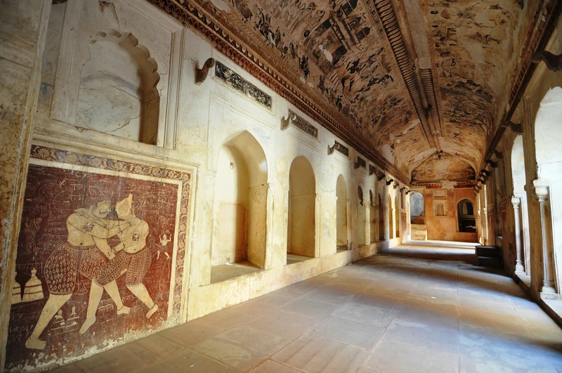 ओरछा लक्ष्मी मंदिर की चित्रित दीर्घा। भाषा सर्वेक्षण की स्क्रीन नहीं; दीवार पर कही गई कहानी दिखती है।