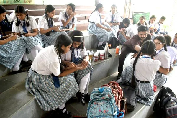 वन विहार में बाघ सप्ताह पॉम पेंटिंग प्रतियोगिता का दृश्य