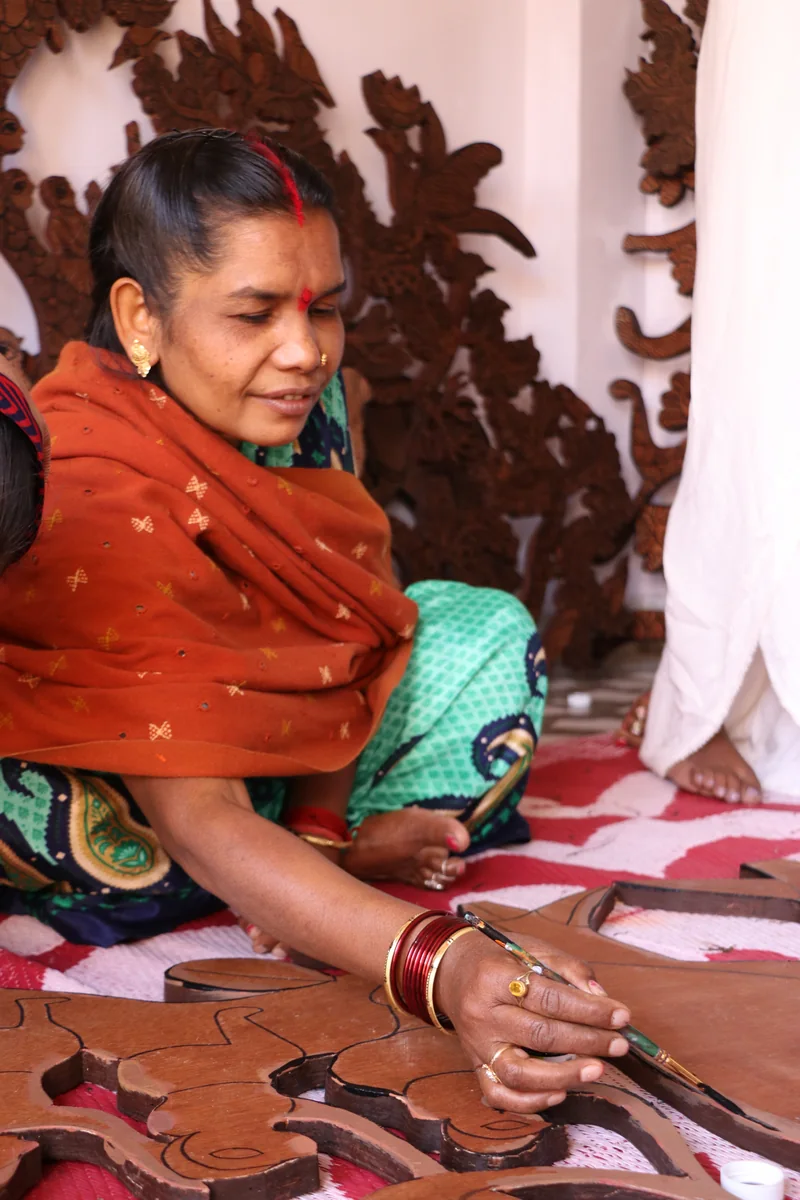 फर्श पर बैठकर चित्र बनाती हुई दुर्गा बाई व्याम
